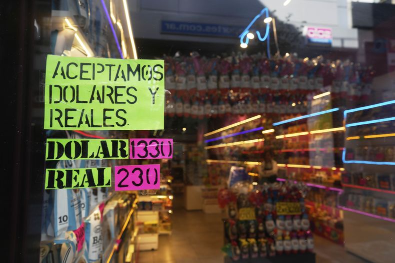 Un cartel muestra el tipo de cambio entre el dólar estadounidense y el peso argentino que se utiliza en una tienda de Buenos Aires, Argentina, el lunes 14 de abril de 2025. (AP Foto/Natacha Pisarenko)