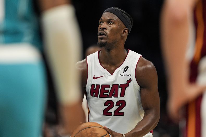 Jimmy Butler, alero del Heat de Miami, ejecuta un tiro libre ante los Hornets de Charlotte, el sábado 26 de octubre de 2024 (AP Foto/Jim Dedmon)