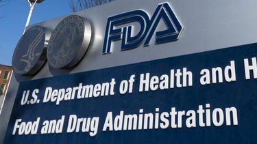 Un letrero de la Administración de Alimentos y Medicamentos de Estados Unidos (FDA por sus iniciales en inglés), el 10 de diciembre de 2020, afuera de sus oficinas en Silver Spring, Maryland. (AP Foto/Manuel Balce Ceneta, archivo)