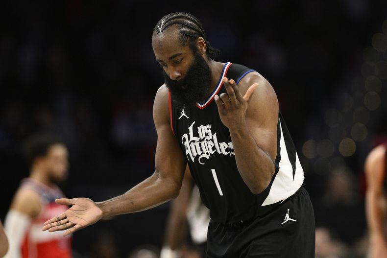 James Harden, de los Clippers de Los Ángeles, festeja tras atinar un triple ante los Wizards de Washington, en el partido del miércoles 31 d enero de 2024 (AP Foto/Nick Wass)