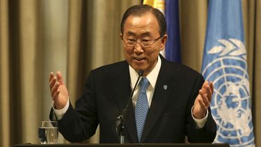 americateve | El secretario general de Naciones Unidas, Ban Ki-moon, responde las preguntas de los reporteros en Makati, al sur de Manila, Filipinas, el domingo 22 de diciembre de 2013. Ban Ki-moon, exhort&oacute; a la comunidad internacional el domingo a intensificar