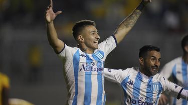 Gabriel Rojas, de Racing Club de Argentina, festeja tras anotar el segundo tanto de su equipo ante Aucas de Ecuador, en un duelo de la Copa Libertadores realizado el martes 23 de mayo de 2023 en Quito (AP Foto/Dolores Ochoa)