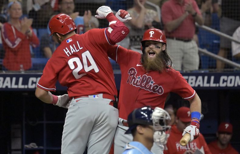 El bateador Brandon Marsh felicita a Darick Hall de los Filis de Filadelfia tras su jonrón solitario frente al relevista de los Rays de Tampa Bay Jake Diekman en la quinta entrada del juego del jueves 6 de julio del 2023. (AP Foto/Steve Nesius)