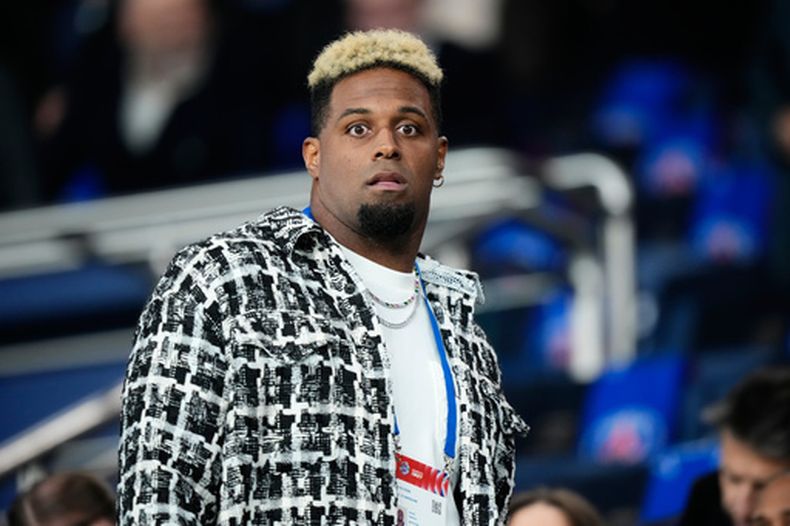 Cameron Jordan, de los Saints de Nueva Orleans, asiste al partido de fútbol de la fase inicial de la Liga de Campeones entre el París Saint-Germain y el FC Barcelona en París, el martes 20 de octubre de 2026. (Foto AP/Teresa Suarez)