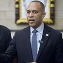 El líder de la minoría demócrata en la Cámara de Representantes Hakeem Jeffries (der) con el líder de la minoría demócrata en el Senado Chuck Schumer en el Congreso en Washington el 12 de febrero del 2025. (AP foto/Rod Lamkey, Jr.)