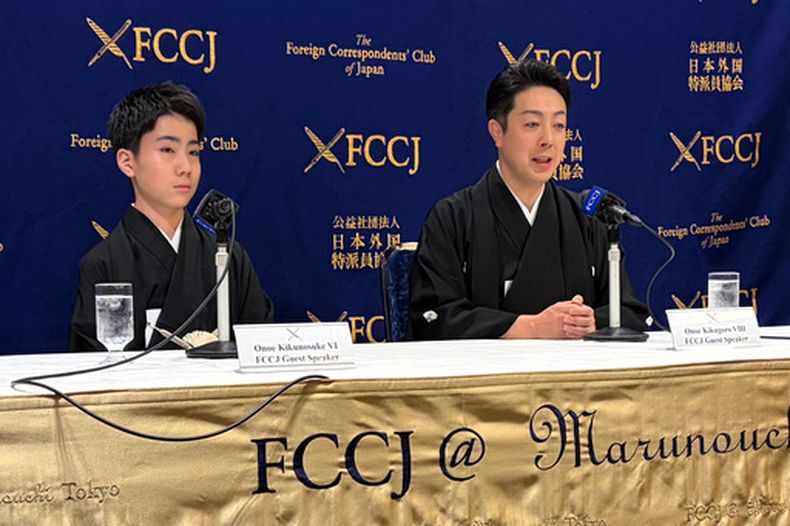 Los actores de kabuki Kikunosuke Onoe, izquierda, y el octavo Kikugoro Onoe, derecha, participan en una conferencia de prensa en el Club de Corresponsales Extranjeros de Japón en Tokio, Japón, el 26 de marzo de 2026. (Foto AP/Yuri Kageyama)