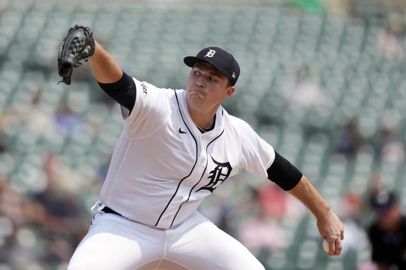 Tarik Skubal lanzador abridor de los Tigres de Detroit lanza durante el quinto episodio del juego de béisbol ante los Gigantes de San Francisco, en Detroit. Lunes 24 de julio de 2023 (AP Foto/Carlos Osorio)