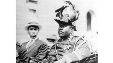En esta foto de archivo de agosto de 1922 se ve a Marcus Garvey en uniforme militar como “El Presidente Provisional de África” durante un desfile en el día inaugural de la Convención Anual de los Pueblos Negros del Mundo en la Avenida Lenox del distrito Harlem en la ciudad de Nueva York. (Foto AP)