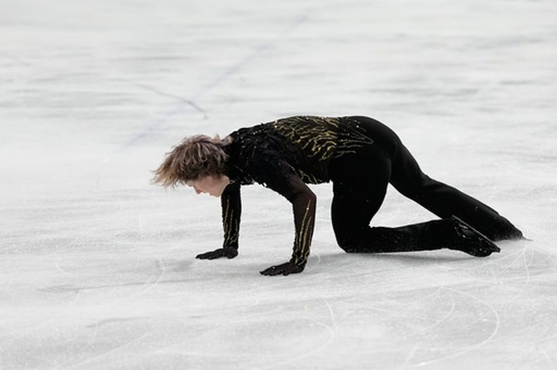 El estadounidense Ilia Malinin sufre una caída durante el patinaje artístico de los Juegos Olímpicos de Invierno, el viernes 13 de febrero de 2026, en Milán. (AP Foto/Natacha Pisarenko)