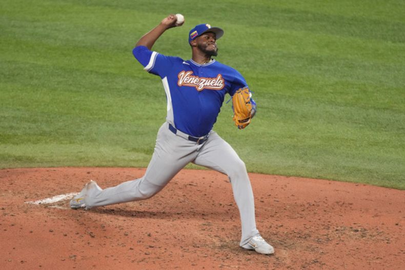 El venezolano Luinder Ávila lanza contra Italia en las semifinales del Clásico Mundial, el 16 de marzo de 2026, en Miami. (AP Foto/Lynne Sladky)