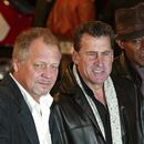ARCHIVO - David Soul, izquierda, Paul Michael Glaser, y Antonio Fargas, derecha, astros de la serie original Starsky and Hutch de la década de 1970 llegan a la premiere británica de la película basada en la serie en Londres, el jueves 11 de marzo de 2004. El actor David Soul, que cobró fama como la mitad rubia del dúo en lucha contra el crimen “Starsky & Hutch”, en la popular serie de televisión de los años 70, falleció a los 80 años el 3 de enero de 2024, informó su esposa. (Foto AP/John D McHugh, archivo)