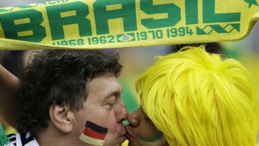 americateve | Un hincha alem&aacute;n y una seguidora de Brasil se besan antes de la semifinal de la Copa del Mundo entre ambos pa&iacute;ses, el martes 8 de julio de 2014, en Belo Horizonte (AP Foto/Natacha Pisarenko)