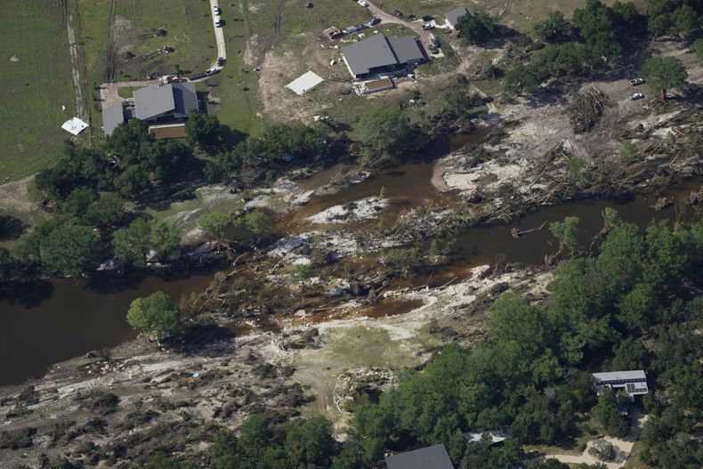 Vista de los daños causados por las inundaciones repentinas que barrieron la zona próxima al río Guadalupe, en Ingram, Texas. (AP Foto/Ashley Landis)