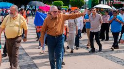 ARCHIVO - El gobernador del estado de Sinaloa, Rubén Rocha Moya, saluda mientras participa en un simulacro anual de terremoto, el 19 de septiembre de 2024, en Culiacán, México. (AP Foto/Eduardo Verdugo, archivo)
