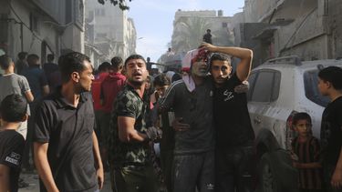 Palestinos evacuan a sobrevivientes tras los bombardeos israelíes sobre Rafah, en la Franja de Gaza, el 30 de octubre de 2023. (AP Foto/Hatem Ali)