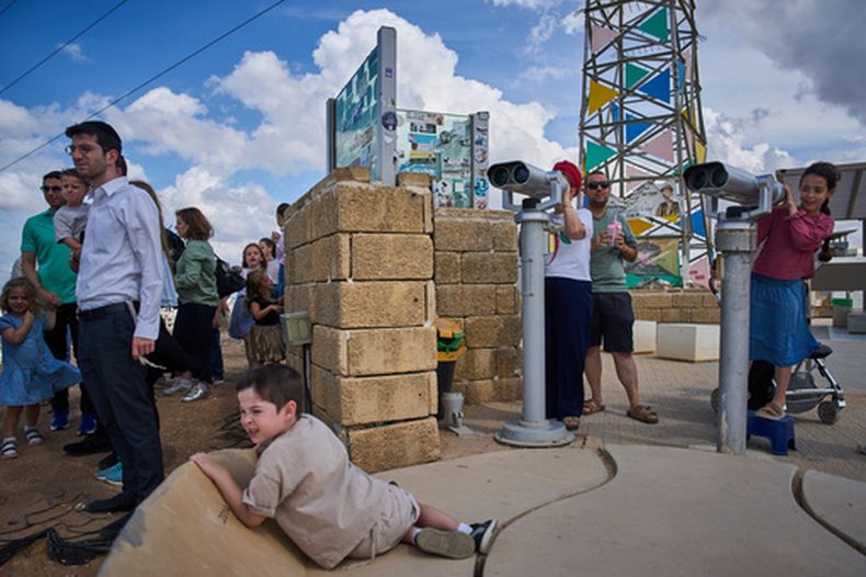 Visitantes se reúnen en una colina con vistas a la Franja de Gaza en Sderot, en el sur de Israel, el jueves 1 de octubre de 2026. (AP Foto/Oded Balilty)