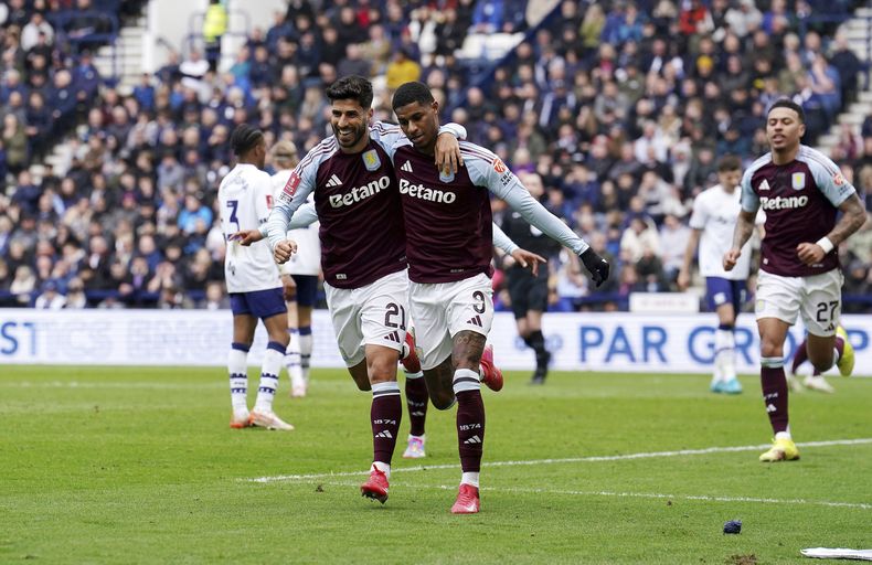 Marcus Rashford del Aston Villa celebra con su compañero Marco Asensio tras anotar el primer gol en el encuentro de cuartos de final de la Copa FA ante Preston el domigno 30 de marzo del 2025. (Martin Rickett/PA via AP)