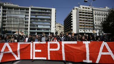 americateve | Manifestantes con un cartel que programa "Huelga" en Atenas el mi&eacute;rcoles, 12 de marzo del 2014. (Foto AP/Thanassis Stavrakis)