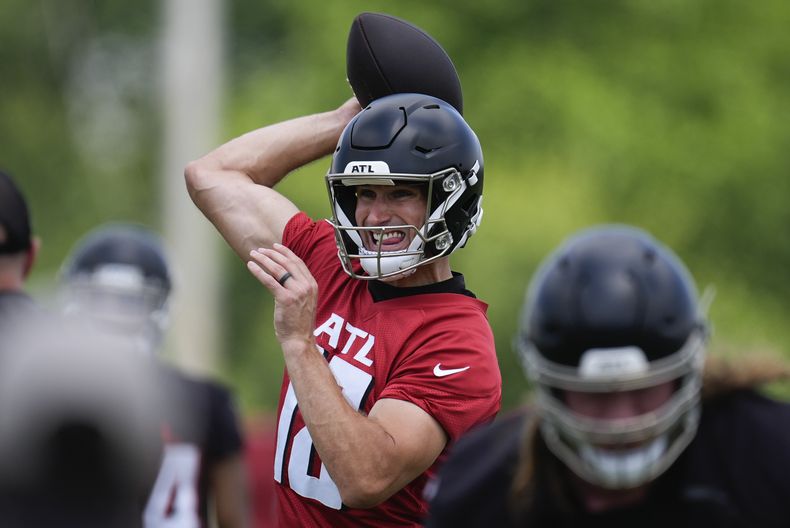 El quarterback de los Falcons de Atlanta Kirk Cousins lanza un pase durante un entrenamiento del equipo el lunes 3 de junio del 2024. (AP Foto/John Bazemore)