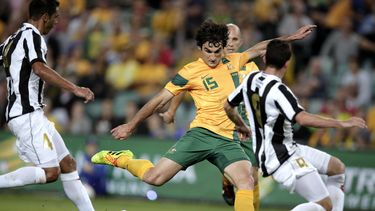americateve | El jugador de Australia, Mile Jedinak, centro, remata en un partido amistoso contra Costa %Rica el martes, 19 de noviembre de 2013, en Sydney. (AP Photo/Rick Rycroft)