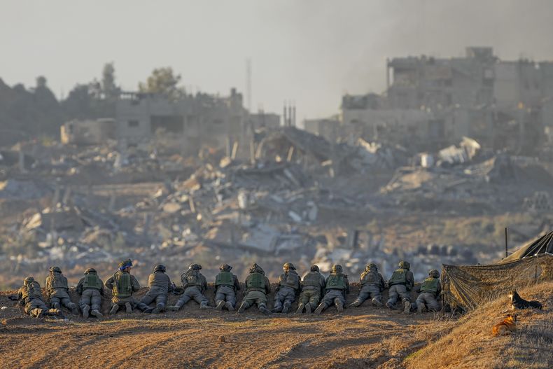 Soldados israelíes toman posiciones cerca de la frontera con la Franja de Gaza, en el sur de Israel, el 11 de diciembre de 2023. (AP Foto/Ohad Zwigenberg)