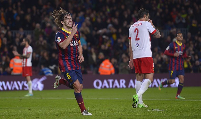 Carles Puyol, del Barcelona, celebra tras anotar contra el Almer&iacute;a durante un partido de la liga espa&ntilde;ola en el Camp Nou, en Barcelona, Espa&ntilde;a, el lunes 2 de marzo de 2014. Puyol anunci&oacute; el martes 4 de marzo de 2014 que dejar&a