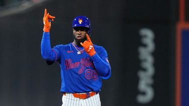 El cubano Luis Robert Jr., de los Mets de Nueva York, festeja tras producir dos carreras con un sencillo ante los Marlins de Miami el jueves 30 de julio de 2026 (AP Foto/Frank Franklin II)