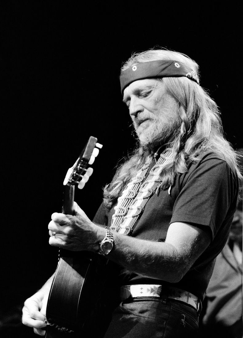 ARCHIVO - Willie Nelson actúa en el Radio City Music Hall de Nueva York el jueves por la noche en el primero de seis conciertos con entradas agotadas, el 25 de mayo de 1984. (Foto AP/Richard Drew, archivo)