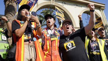ARCHIVO - Los capitanes de SAG-AFTRA Iris Liu, izquierda, y Miki Yamashita, centro, el principal negociador de SAG-AFTRA Duncan Crabtree-Ireland en una manifestación de actores en huelga fuera del estudio de Paramount Pictures el 3 de noviembre de 2023, en Los Angeles. El sindicato SAG-AFTRA anunció que comenzará una huelga el 26 de junio por preocupaciones ante el uso sin protecciones de inteligencia artificial en la industria de los videojuegos. (Foto AP/Chris Pizzello, archivo)