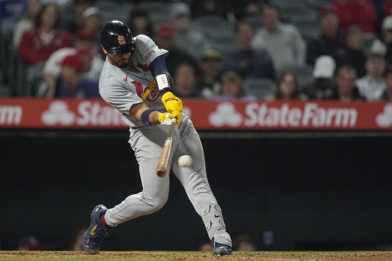 Iván Herrera, de los Cardenales de San Luis, batea sencillo para remolcar a Lars Nootbar y Paul Goldschmidt durante la séptima entrada del juego de béisbol en contra de los Angelinos de Los Ángeles, el lunes 13 de mayo de 2024, en Anaheim, California. (AP Foto/Ryan Sun)