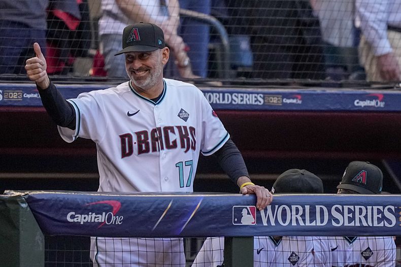 Torey Lovullo, manager de los Diamondbacks de Arizona, hace un gesto de aprobación previo al Juego 5 de la Serie Mundial en contra de los Rangers de Texas el miércoles 1 de noviembre de 2023, en Phoenix. Los Diamondbacks le extendieron su contrato a Lovullo hasta la temporada 2026 el lunes 6 de noviembre de 2023, de acuerdo con una fuente de The Associated Press. (AP Foto/Brynn Anderson)