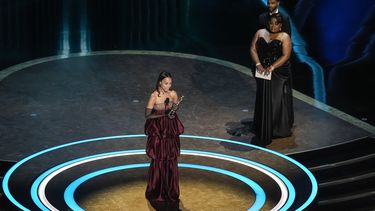 Zoe Saldaña recibe el Premio Oscar a mejor actriz de reparto por su papel en Emilia Pérez el domingo 2 de marzo de 2025, en el Teatro Dolby en Los Ángeles. (AP Foto/Chris Pizzello)