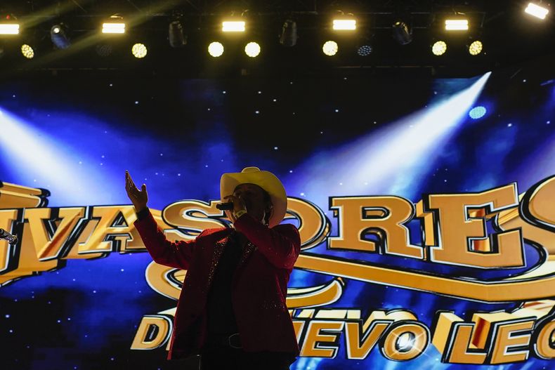 La banda mexicana Los Invasores de Nuevo León durante su concierto en el festival Arre en la Ciudad de México el domingo 8 de septiembre de 2024. (Foto AP/Felix Marquez)