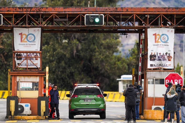 Un vehículo policial llega a la entrada de la mina de cobre El Teniente, operada por Codelco, donde varios trabajadores fallecieron debido a un derrumbe, el sábado 2 de agosto de 2025, en Rancagua, Chile. (AP Foto/Esteban Félix)