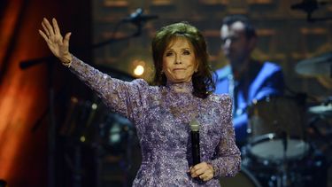 Fans y músicos reaccionan a la muerte de Loretta Lynn