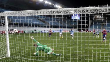 americateve | Bebras Natcho (derecha) del CSKA de Mosc&uacute;, anota un gol en el partido de los Liga de Campeones contra el Manchester City en partido jugado el martes 21 de octubre de 2014. (Foto de AP/Pavel Golovkin)