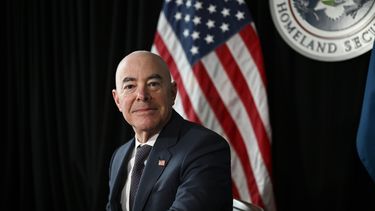 El secretario de Seguridad Nacional saliente Alejandro Mayorkas durante una entrevista el viernes 10 de enero de 2025, en Washington. (AP Foto/John McDonnell)