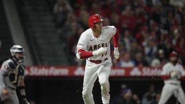 El bateador designado de los Angelinos de Los Ángeles Shohei Ohtani (17) pega un doble durante el quinto inning del juego de la MLB que enfrentó a su equipo con los Astros de Houston, en Anaheim, California, el 8 de mayo de 2023. (AP Foto/Ashley Landis)