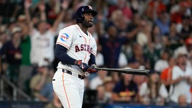 El bateador designado de los Astros de Houston, Yordan Álvarez, observa su grand slam contra los Atléticos durante la segunda entrada de un partido de béisbol, el sábado 6 de junio de 2026, en Houston. (Foto AP/Eric Christian Smith)