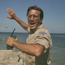 Esta imagen publicada por Peacock muestra a Roy Scheider en una escena de Jaws. (Peacock/Universal Pictures via AP)