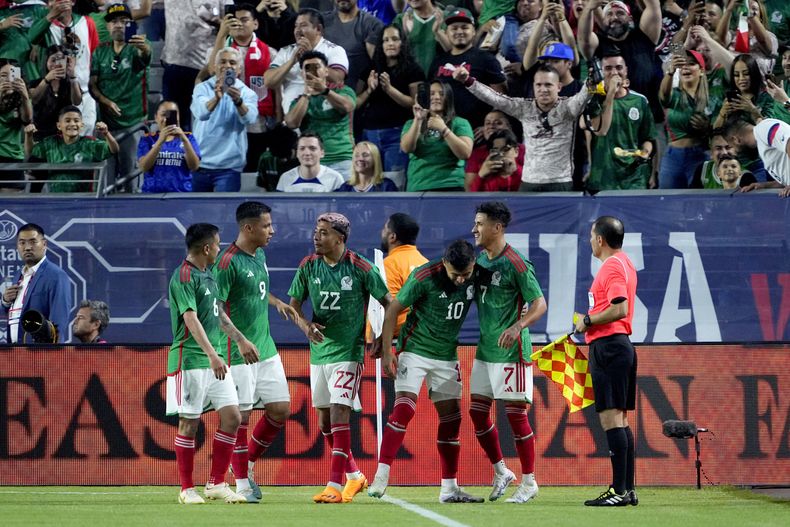 Los jugadores de México celebran el gol de Uriel Antuna (7) en el amistoso contra Estados Unidos, el miércoles 19 de abril de 2023, en Glendale, Arizona. (AP Foto/Matt York)