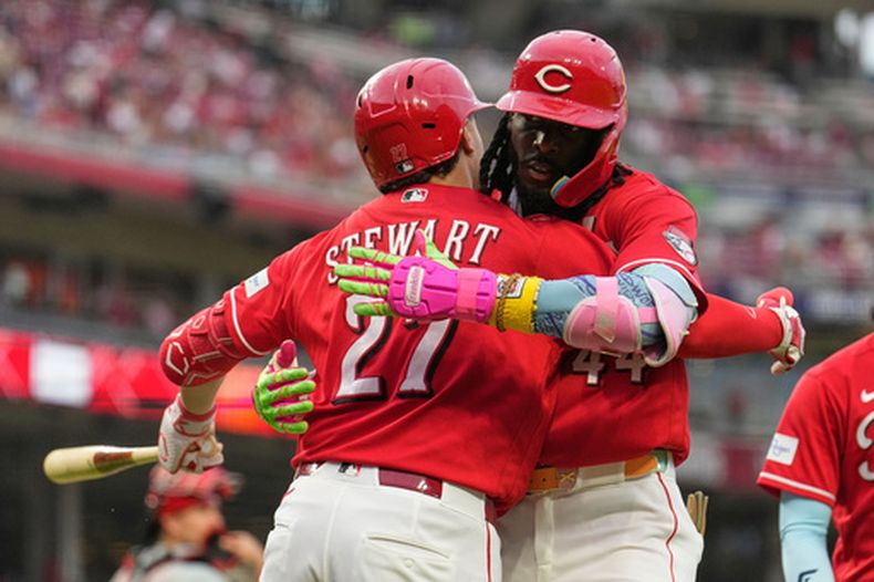 Elly de la Cruz, derecha, de los Rojos de Cincinnati, celebra con Sal Stewart, izquierda, después de batear un jonrón de dos carreras durante la cuarta entrada del juego de béisbol de Grandes Ligas contra los Filis de Filadelfia, el miércoles 8 de julio de 2026, en Cincinnati. (AP Foto/Carolyn Kaster)