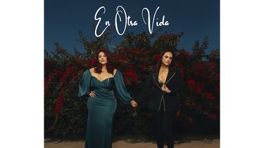 En esta portada proporcionada por Virgin Music Group US Latin En otra vida de Jacqie Rivera. (Virgin Music Group US Latin via AP)