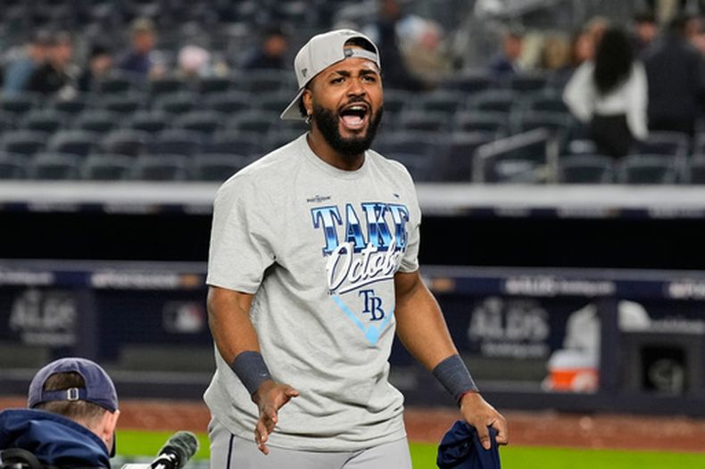 El dominicano Junior Caminero, de los Rays de Tampa Bay, festeja la victoria sobre los Yankees en la serie divisional de la Liga Americana, el miércoles 7 de octubre de 2026 (AP Foto/Seth Wenig)