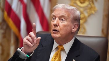 El presidente Donald Trump habla con los periodistas durante una reunión con el primer ministro húngaro Viktor Orbán en el Salón del Gabinete de la Casa Blanca, el viernes 7 de noviembre de 2025, en Washington. (AP Foto/Evan Vucci)