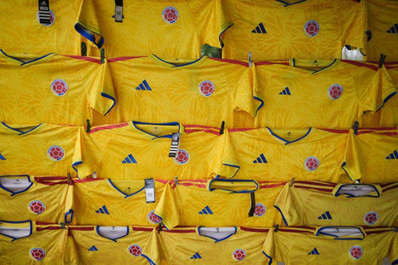 Camisetas de la selección de Colombia se ofrecen a la venta en Barranquilla, el sábado 20 de junio de 2026 (AP Foto/Ivan Valencia)