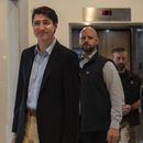 El primer ministro canadiense Justin Trudeau camina por el vestíbulo del Hotel Delta de Marriott, el sábado 30 de noviembre de 2024, en West Palm Beach, Florida. (AP Foto/Carolyn Kaster)