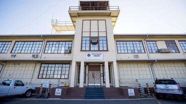 ARCHIVO - En esta fotografía revisada por funcionarios militares de Estados Unidos puede verse el edificio de la Oficina de Comisiones Militares, el 18 de abril de 2019, en la base naval de la bahía de Guantánamo, Cuba. (AP Foto/Alex Brandon, archivo)