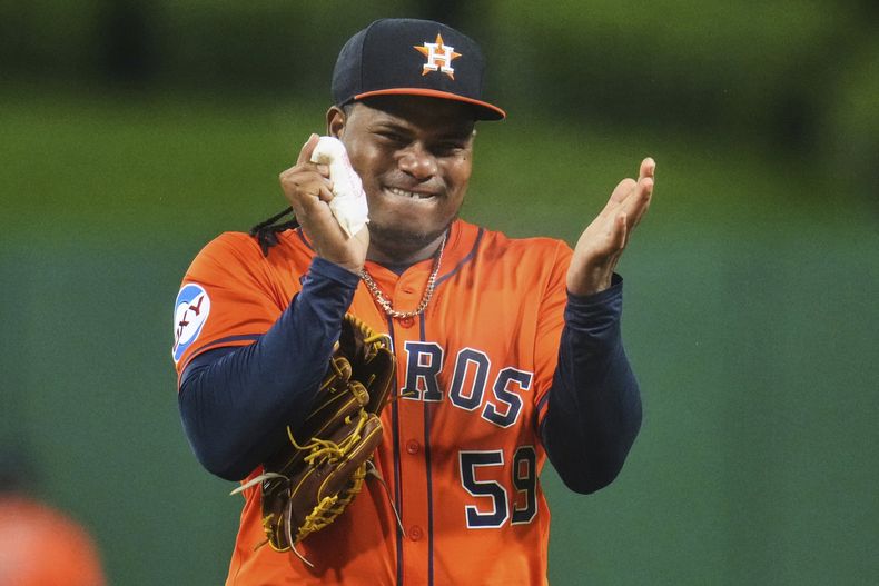 El lanzador de los Astros de Houston, Framber Valdez, se aplica resina en la mano antes de realizar un lanzamiento durante la primera entrada de un juego de béisbol contra los Piratas de Pittsburgh, en Pittsburgh, el jueves 5 de junio de 2025. (Foto AP/Gene J. Puskar)