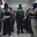 Agentes federales con el rostro cubierto esperan fuera de un tribunal de inmigración, el 8 de julio de 2025, en Nueva York. (AP Foto/Olga Fedorova, Archivo)